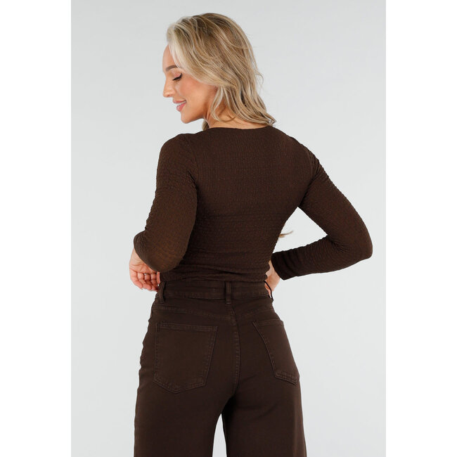 Dunkelbraunes Oberteil mit quadratischem Ausschnitt und langen Ärmeln