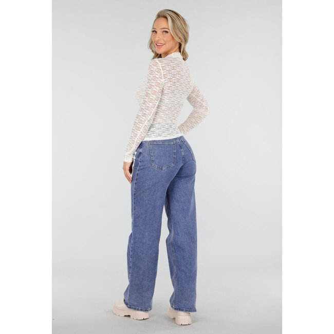 Weißes Spitzenoberteil mit langen Ärmeln und hohem Kragen