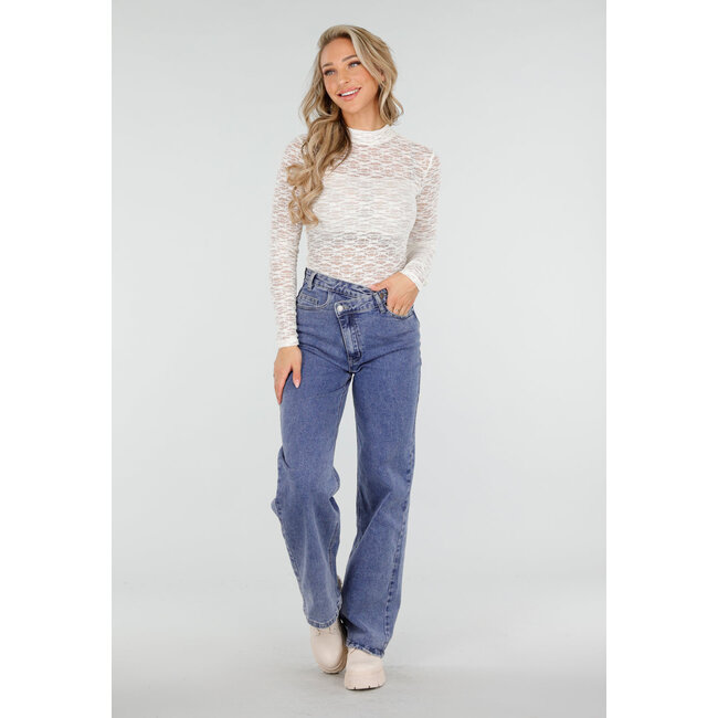 Weißes Spitzenoberteil mit langen Ärmeln und hohem Kragen