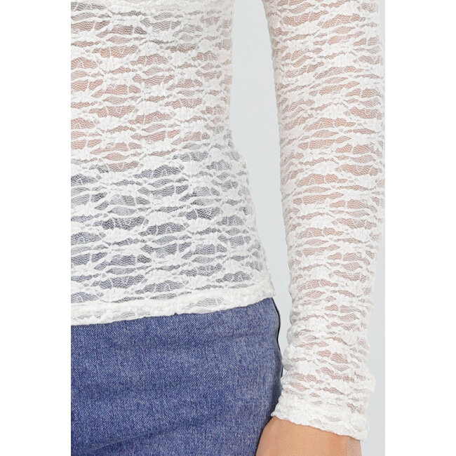 Weißes Spitzenoberteil mit langen Ärmeln und hohem Kragen