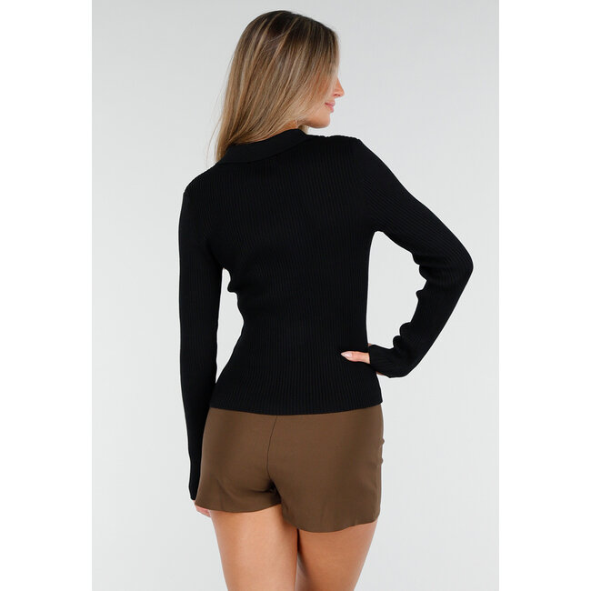 Schwarzer gerippter Pullover mit Knopfleiste