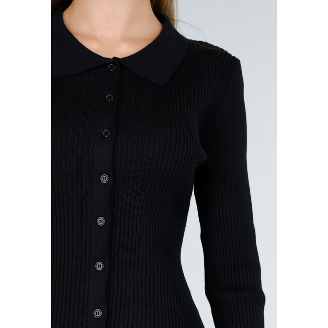 Schwarzer gerippter Pullover mit Knopfleiste