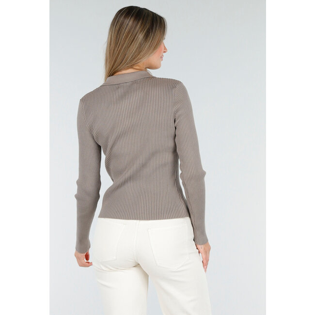 Braune gerippte Strickjacke mit Knöpfen