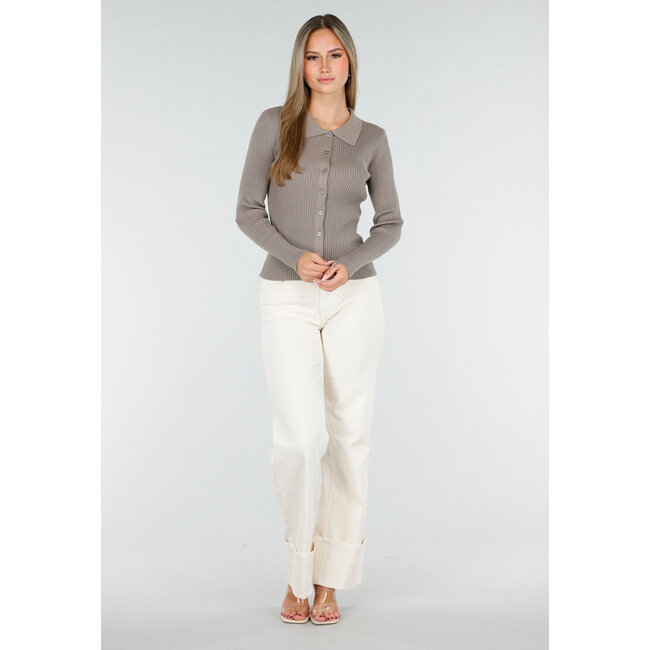 Braune gerippte Strickjacke mit Knöpfen