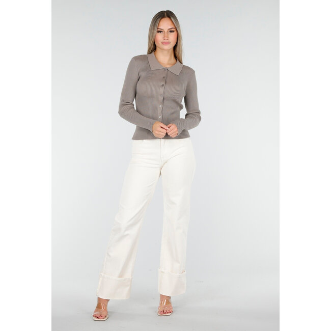 Braune gerippte Strickjacke mit Knöpfen