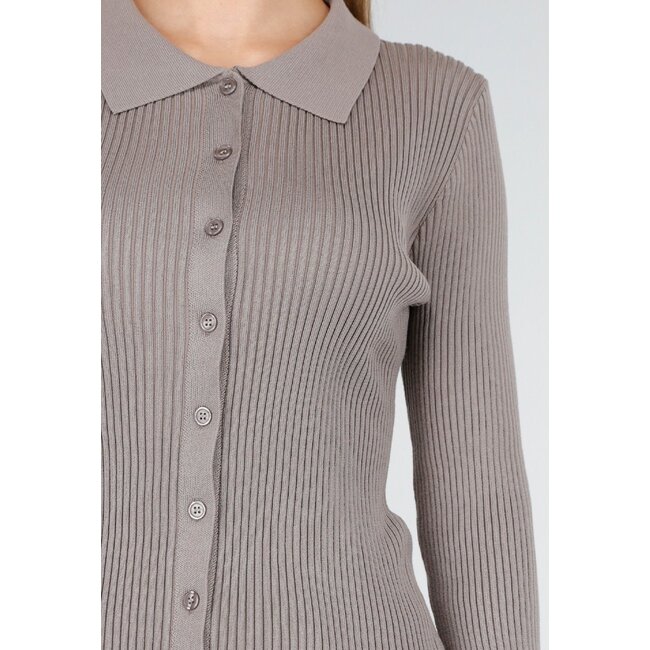 Braune gerippte Strickjacke mit Knöpfen