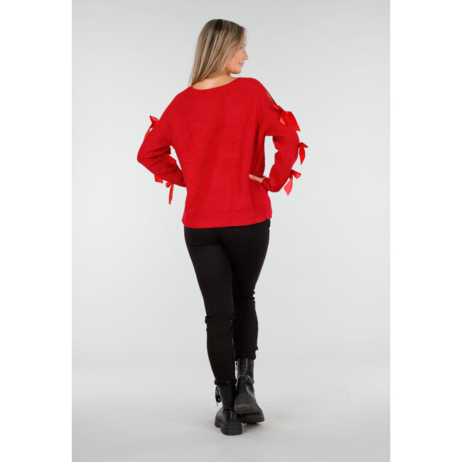 Roter Strickpullover mit Schleifen an den Ärmeln