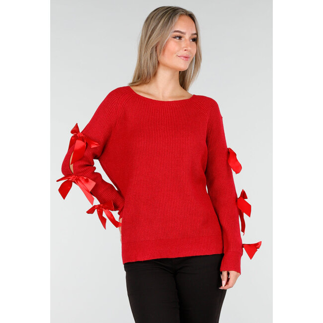 Roter Strickpullover mit Schleifen an den Ärmeln