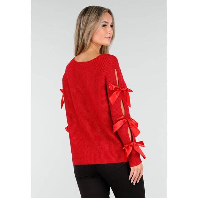 Roter Strickpullover mit Schleifen an den Ärmeln