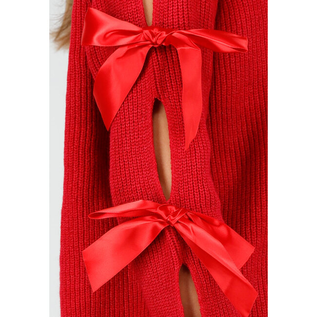 Roter Strickpullover mit Schleifen an den Ärmeln