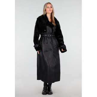Langer schwarzer Trenchcoat mit Gürtel