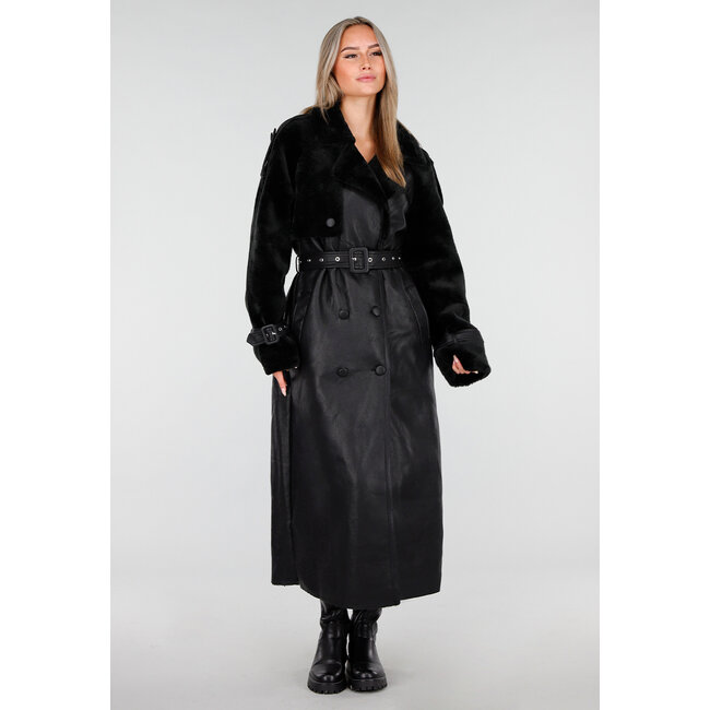 Schwarzer langer Trenchcoat aus Kunstleder mit Gürtel
