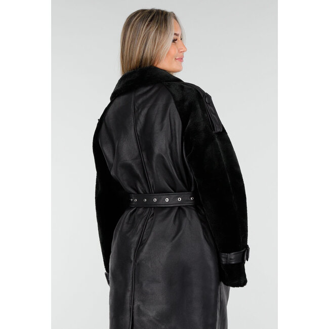 Schwarzer langer Trenchcoat aus Kunstleder mit Gürtel