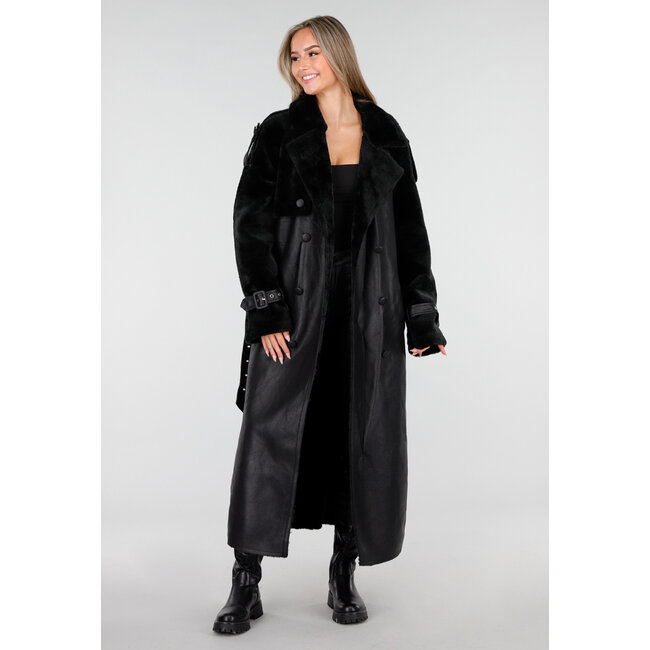 Schwarzer langer Trenchcoat aus Kunstleder mit Gürtel