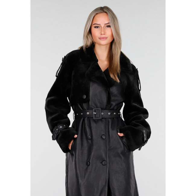 Schwarzer langer Trenchcoat aus Kunstleder mit Gürtel