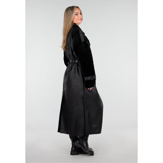 Schwarzer langer Trenchcoat aus Kunstleder mit Gürtel