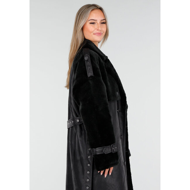 Schwarzer langer Trenchcoat aus Kunstleder mit Gürtel