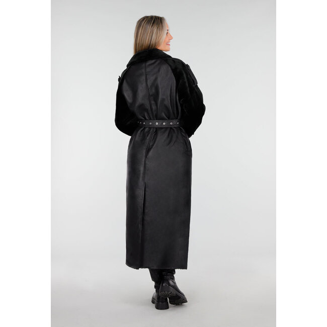 Schwarzer langer Trenchcoat aus Kunstleder mit Gürtel