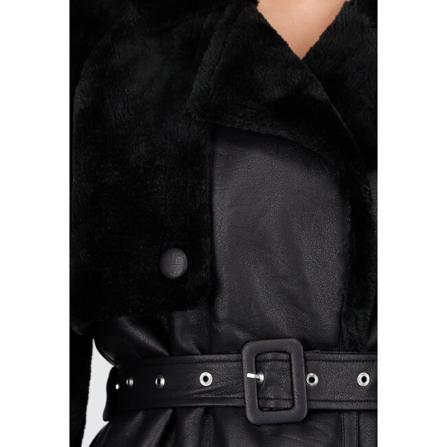 Schwarzer langer Trenchcoat aus Kunstleder mit Gürtel