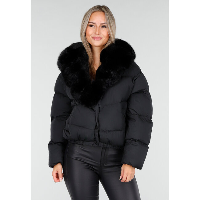 Schwarze Pufferjacke mit breitem Pelzkragen