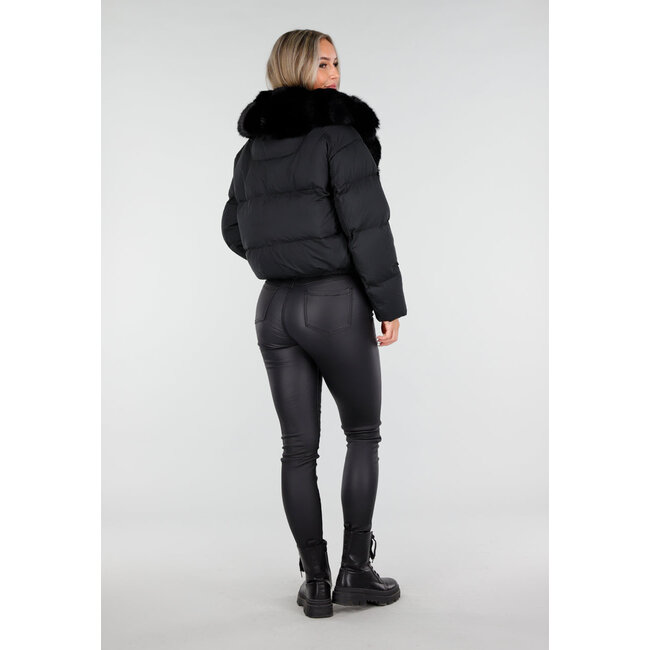 Schwarze Pufferjacke mit breitem Pelzkragen