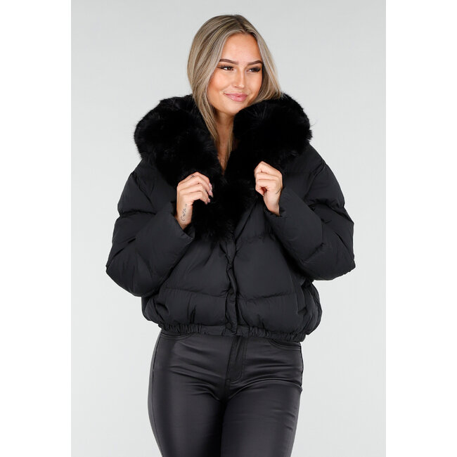 Schwarze Pufferjacke mit breitem Pelzkragen
