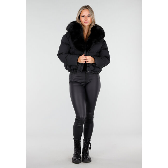 Schwarze Pufferjacke mit breitem Pelzkragen