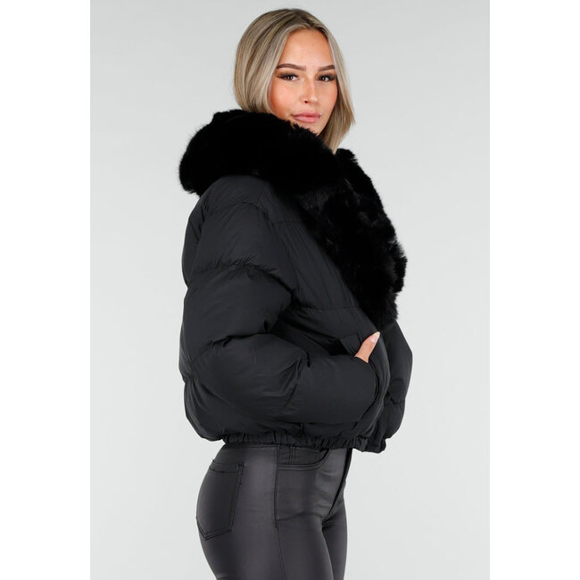 Schwarze Pufferjacke mit breitem Pelzkragen