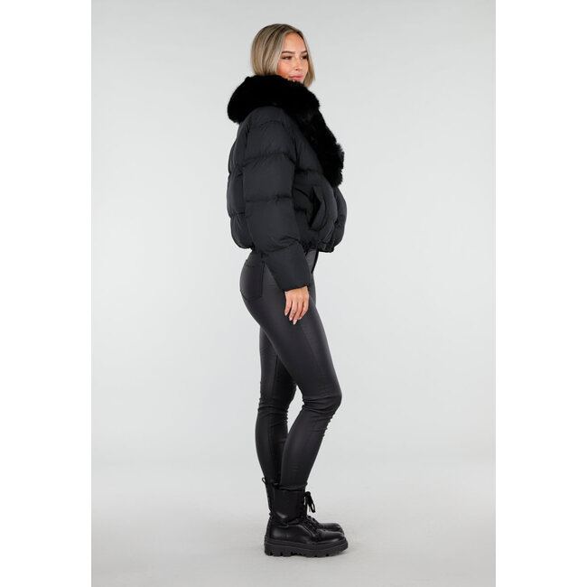 Schwarze Pufferjacke mit breitem Pelzkragen