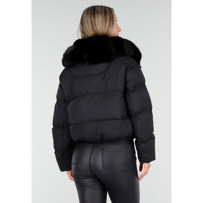 Schwarze Pufferjacke mit breitem Pelzkragen