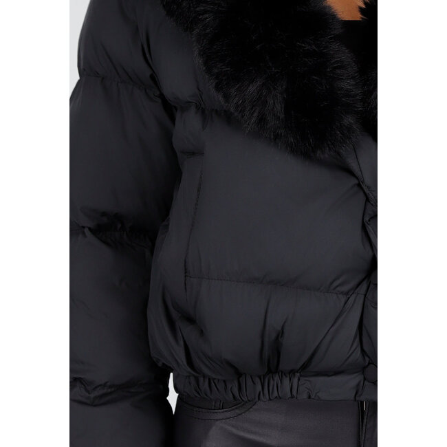 Schwarze Pufferjacke mit breitem Pelzkragen