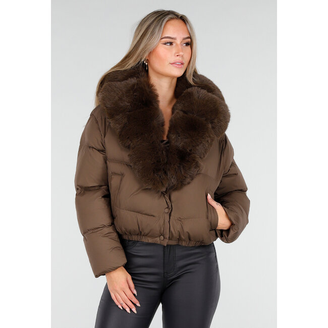 Braune Pufferjacke mit breitem Pelzkragen und elastischem Saum