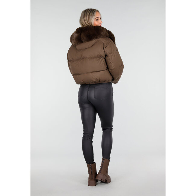 Braune Pufferjacke mit breitem Pelzkragen und elastischem Saum