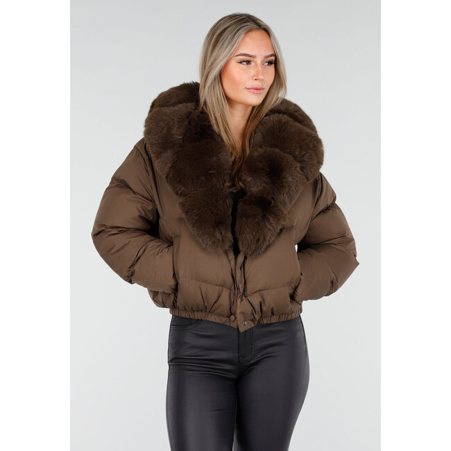 Braune Pufferjacke mit breitem Pelzkragen und elastischem Saum
