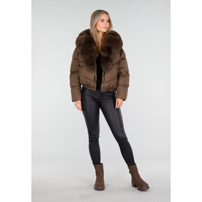 Braune Pufferjacke mit breitem Pelzkragen und elastischem Saum