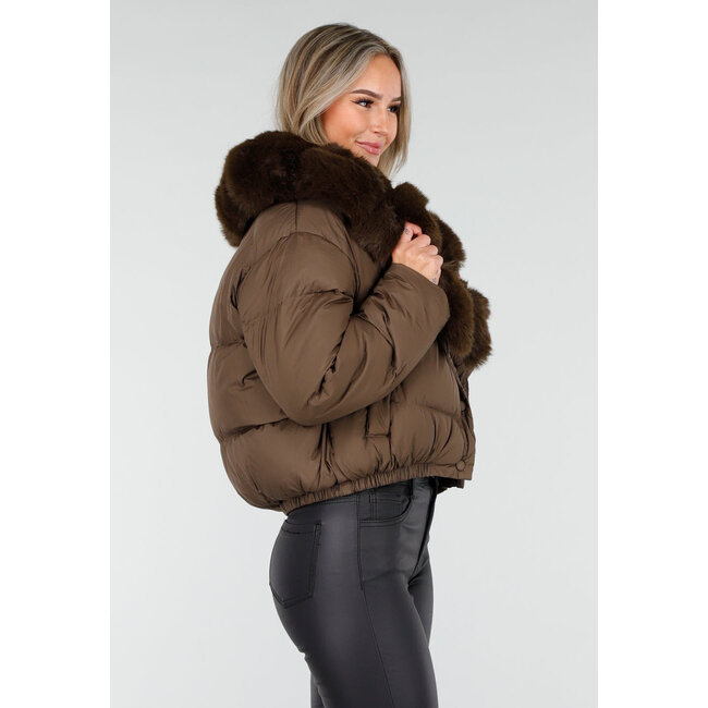 Braune Pufferjacke mit breitem Pelzkragen und elastischem Saum