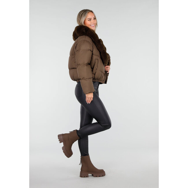 Braune Pufferjacke mit breitem Pelzkragen und elastischem Saum