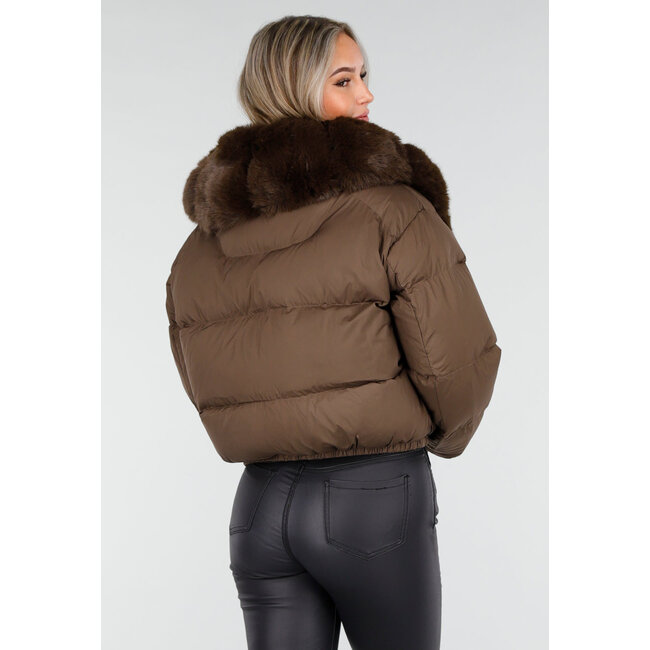 Braune Pufferjacke mit breitem Pelzkragen und elastischem Saum