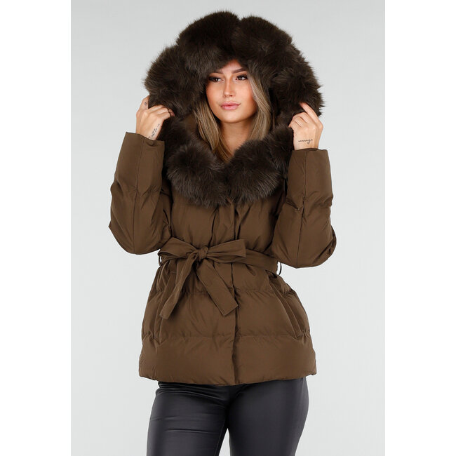 Braune Pufferjacke mit Pelzkragen und Gürtel