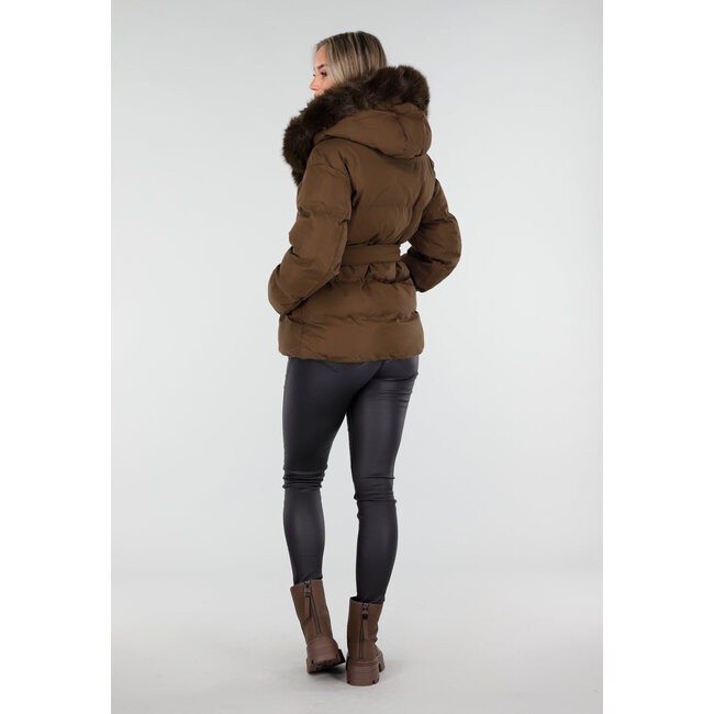 Braune Pufferjacke mit Pelzkragen und Gürtel