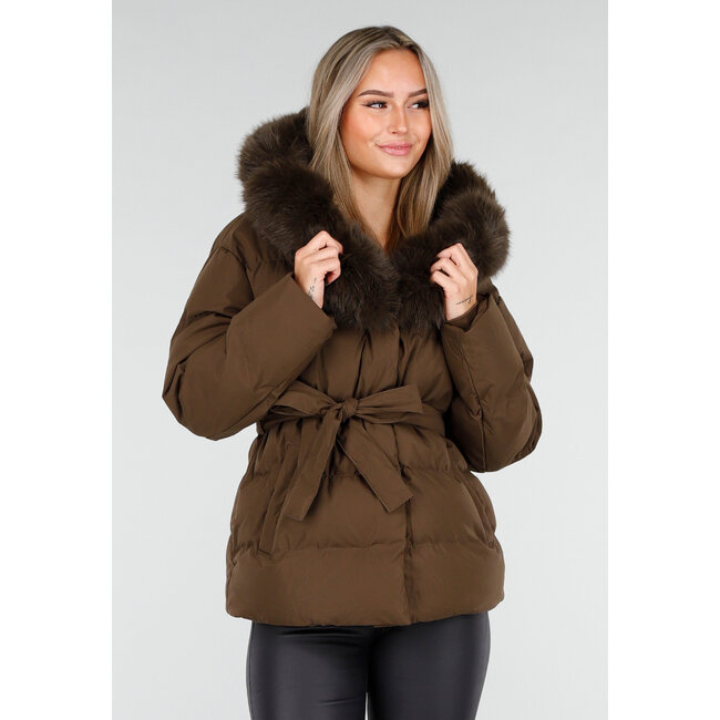 Braune Pufferjacke mit Pelzkragen und Gürtel