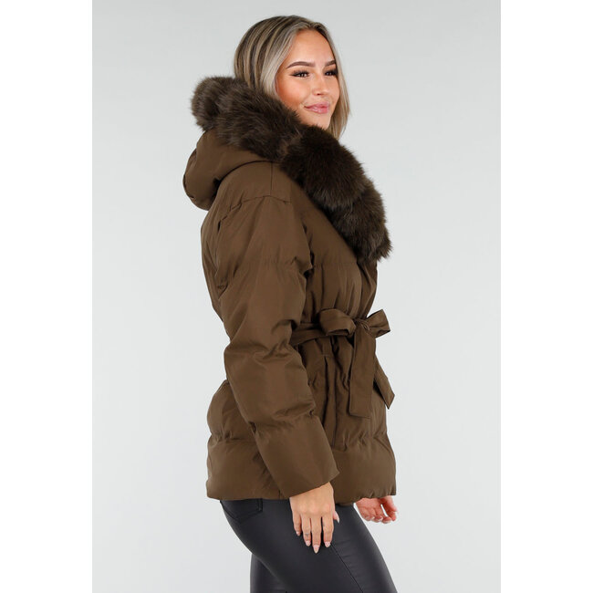 Braune Pufferjacke mit Pelzkragen und Gürtel