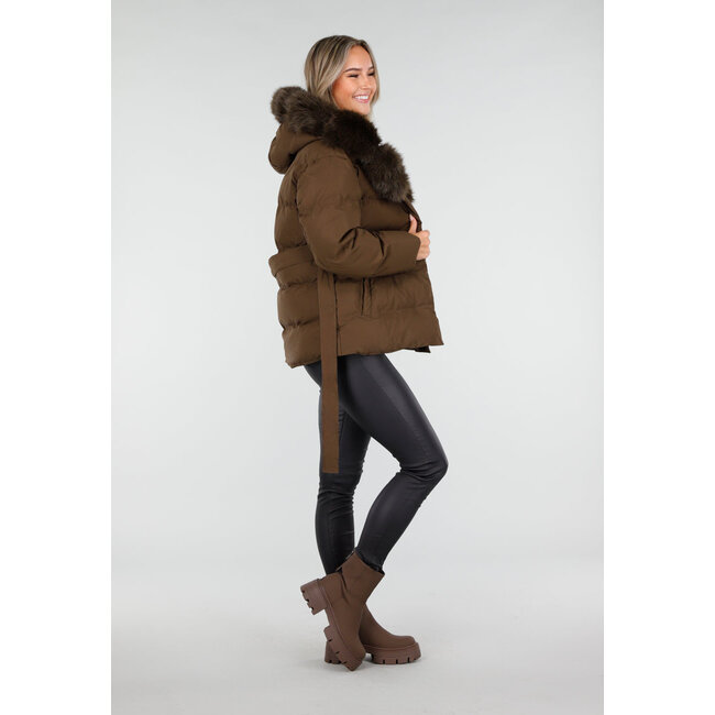 Braune Pufferjacke mit Pelzkragen und Gürtel
