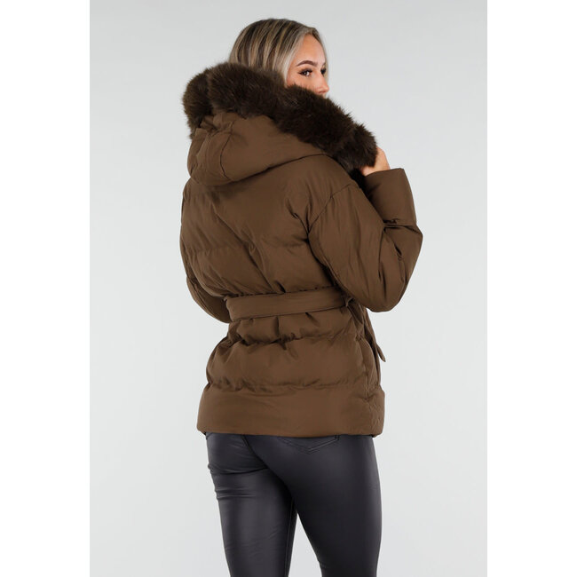 Braune Pufferjacke mit Pelzkragen und Gürtel