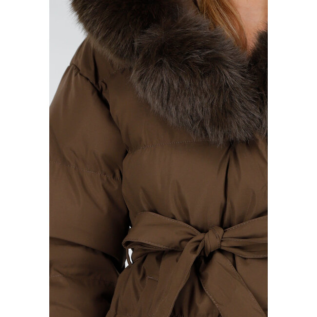 Braune Pufferjacke mit Pelzkragen und Gürtel