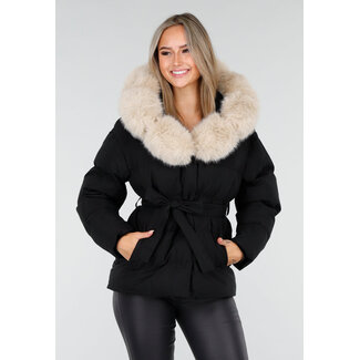 Schwarze Pufferjacke mit Pelzkragen