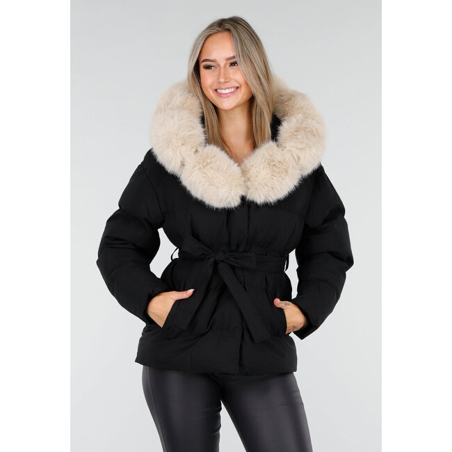Schwarze Steppjacke mit Gürtel und beigem Pelzkragen