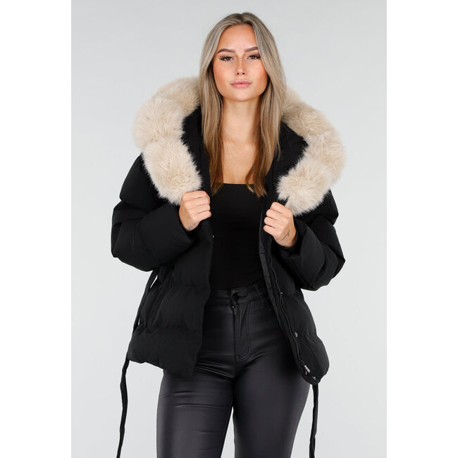 Schwarze Steppjacke mit Gürtel und beigem Pelzkragen