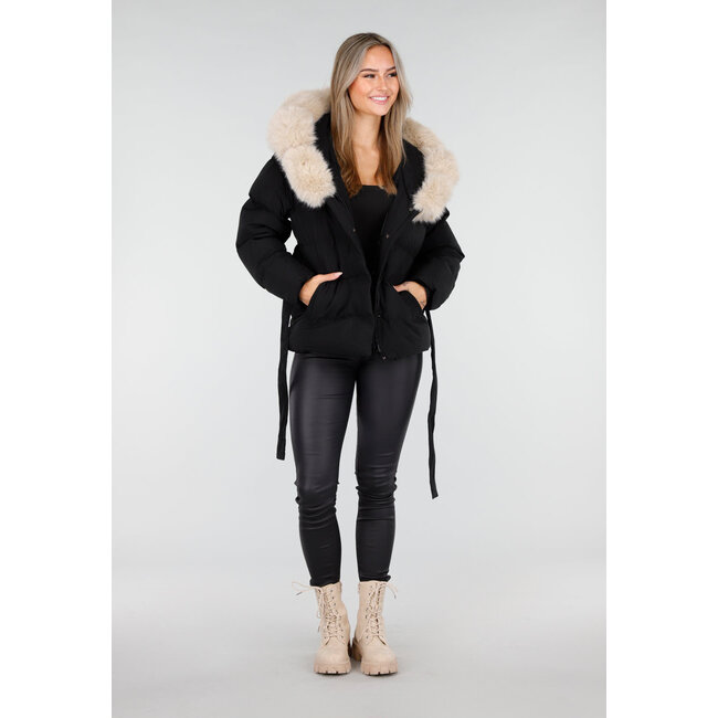 Schwarze Steppjacke mit Gürtel und beigem Pelzkragen