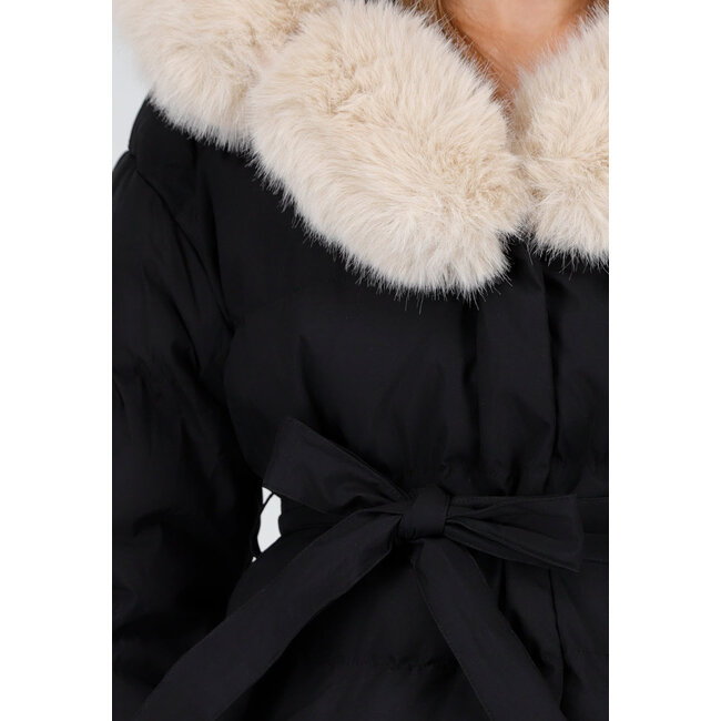 Schwarze Steppjacke mit Gürtel und beigem Pelzkragen